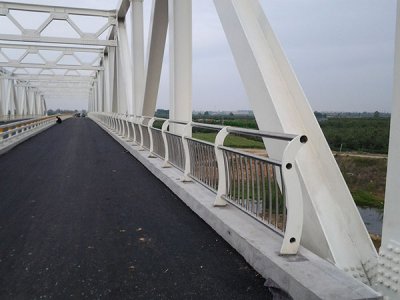 你不知道的是為什么道路上要裝置防撞護欄？